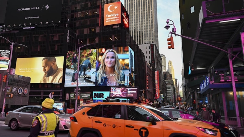 Times Meydanı'ndaki ilan panolarında deprem kayıpları anıldı