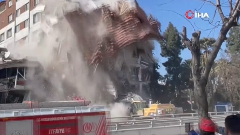 Hatay'da yıkılan binadan son anda kurtuldu