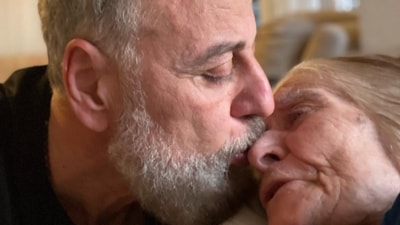 Hamdi Alkan, annesini kaybetti