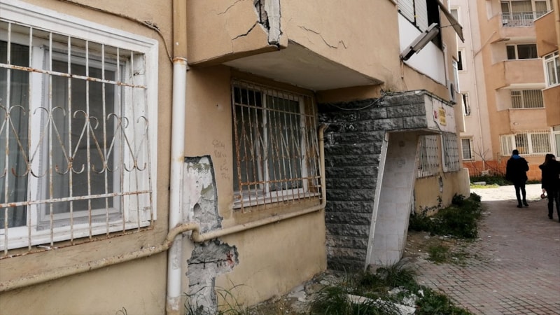 Küçükçekmece'de çok riskli sitenin yıkımı durduruldu