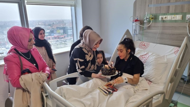 Sakarya'da enkazdan çıkarılan genç kızın doğum günü hastanede kutlandı