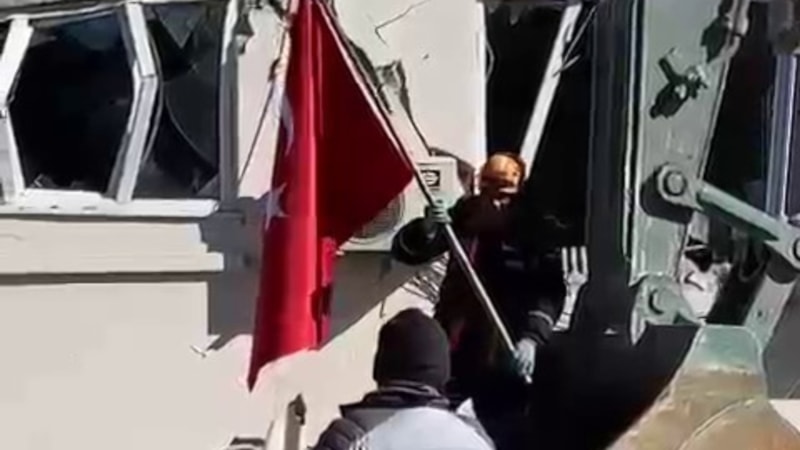 Kahramanmaraş'ta Çorum AFAD çalışanı Türk bayrağını görünce çalışmaları durdurdu