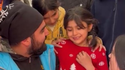 Kahramanmaraş'ta minik depremzedenin doğum günü kutlandı