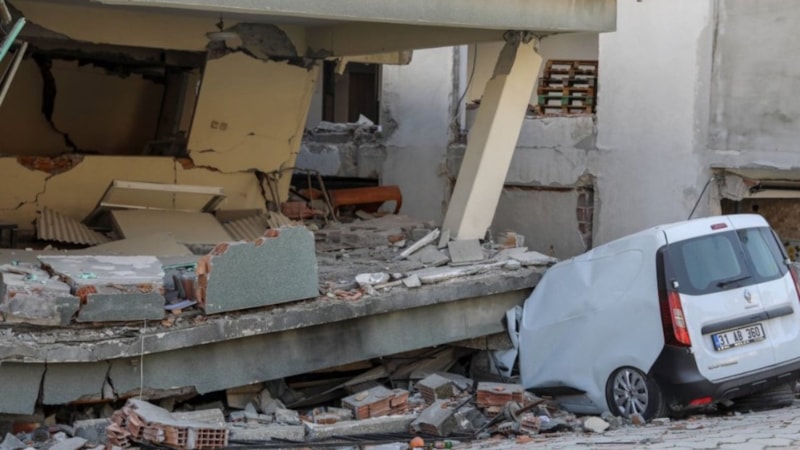 Hatay'da depremde hasar gören binalar, park halindeki araçlar sayesinde yıkılmadı