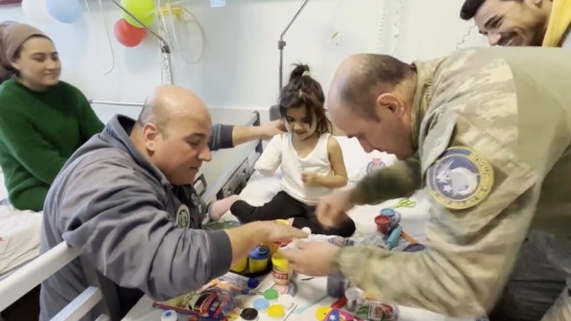 Mehmetçik, depremde enkazdan çıkarılan küçük kızı hastanede ziyaret etti