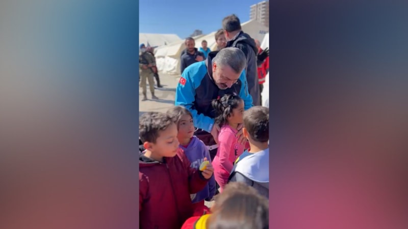 Deprem bölgesindeki Fahrettin Koca ile minik Medine'nin gülümseten anları