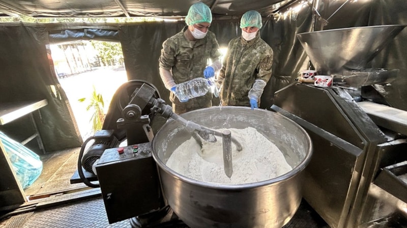 Mehmetçik, mobil sahra üniteleriyle depremzedelere destek sağlıyor