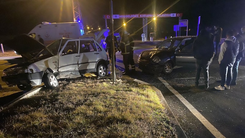 Zonguldak'ta kavşakta 2 araç çarpıştı: 2'si ağır 3 yaralı