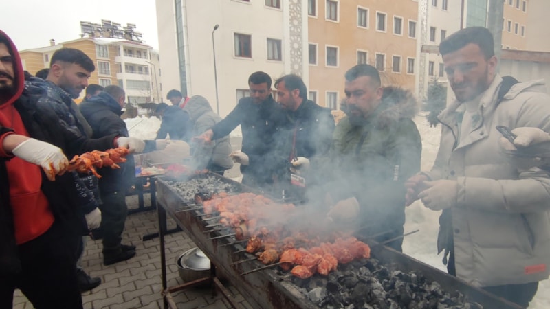 Bingöl’de mangallar depremzedeler için yandı
