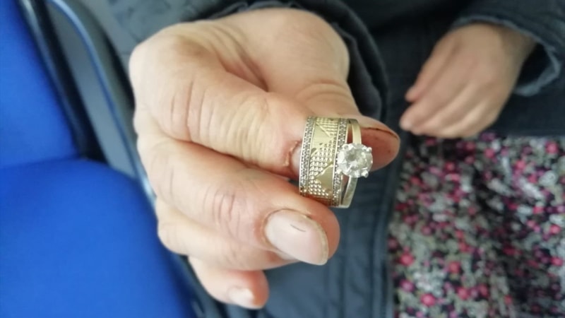 Yaşlı çift, depremzedeler için alyanslarını Kızılay'a bağışladı