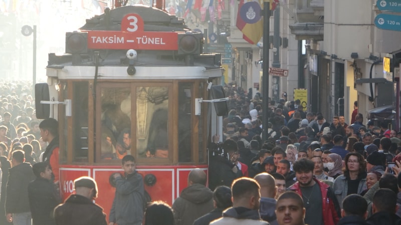 İstanbul’da vatandaşlar İstiklal Caddesi’ne akın etti