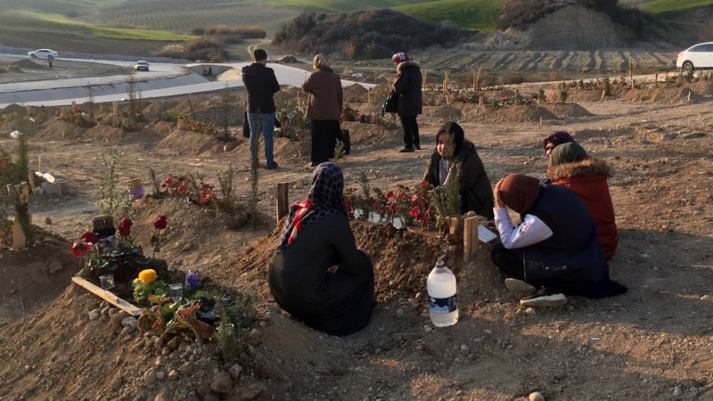 Adana’da depremde can verenlerin mezarlığı duygulandırıyor