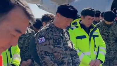 Güney Kore ekibinden saygı duruşu