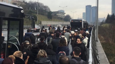 İstanbul'da metrobüs çilesi: Vatandaşlar tehlikeli yolda yürümek zorunda kaldı
