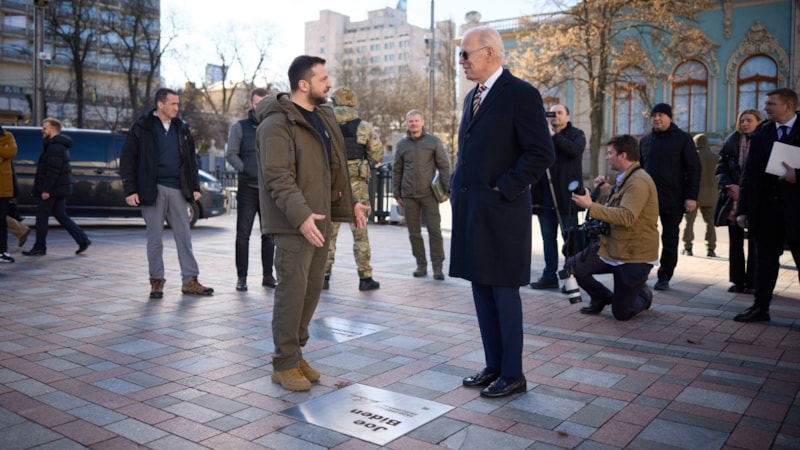Joe Biden, adına yapılan plaketin açılışını yaptı