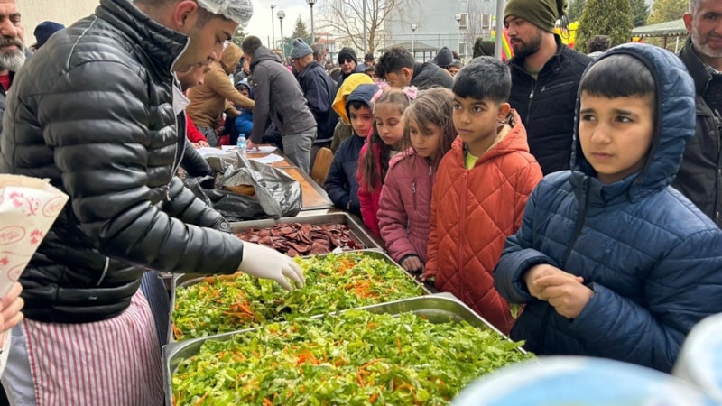 Afyonkarahisar'da afetzedeler için sucuk mangalları yakıldı