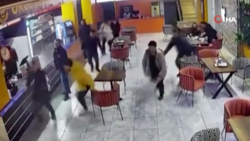 Hatay'da deprem kafenin güvenlik kameralarına yansıdı