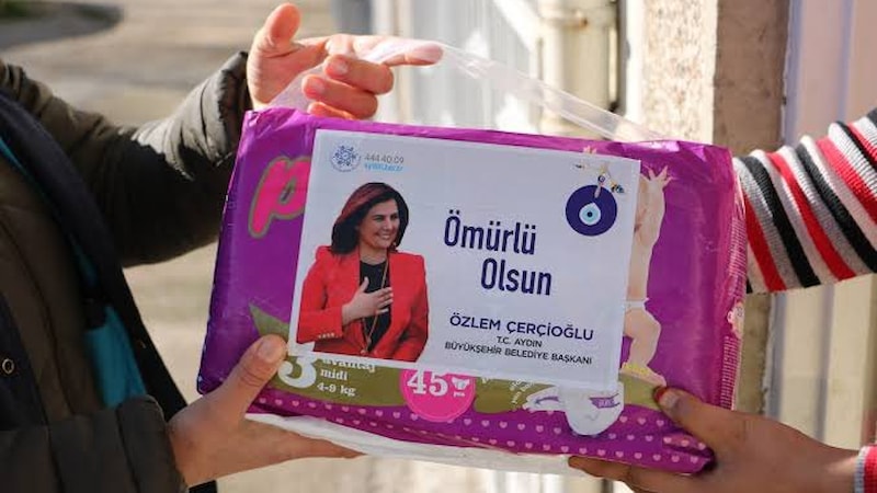 Aydın Büyükşehir Belediye Başkanı Özlem Çerçioğlu, bebek bezlerinin üstüne kendi fotoğrafını bastırdı