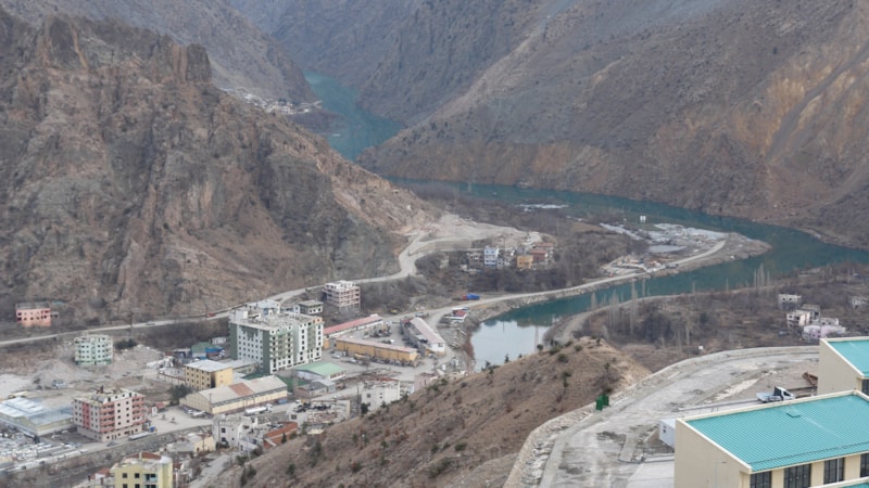 Yusufeli Barajı'nın suları ilçeye dayandı