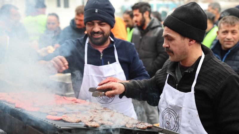 Malatyalı depremzedelere, Sivas köftesi ikram ettiler