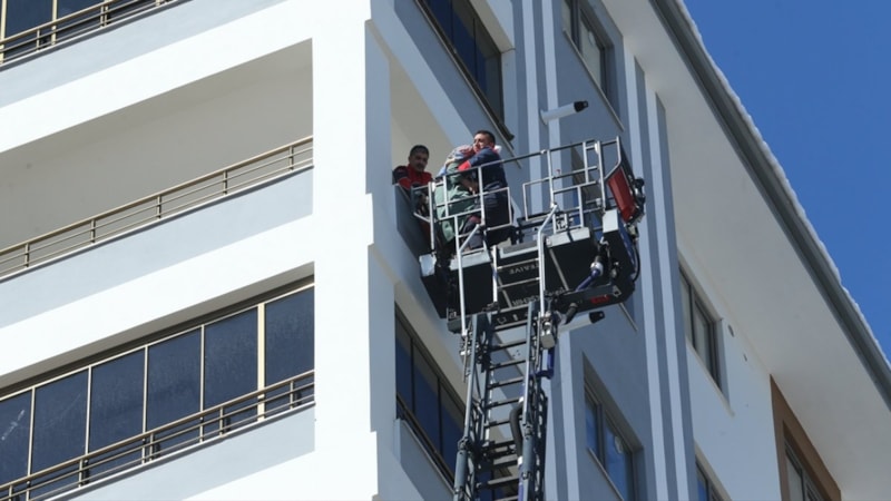 Malatya'da yatağa bağımlı kadın balkondan alındı