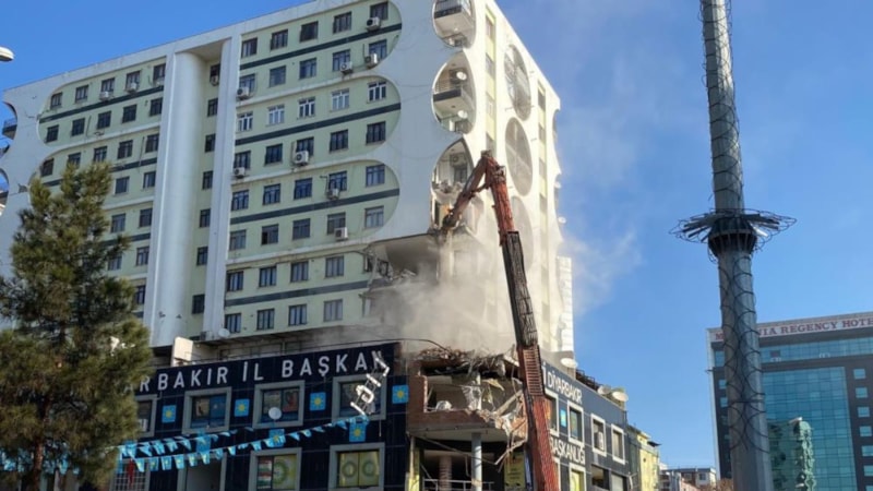 Kahramanmaraş merkezli depremde onlarca kişi öldü... Diyarbakır'da iş merkezinin yıkımına başlandı