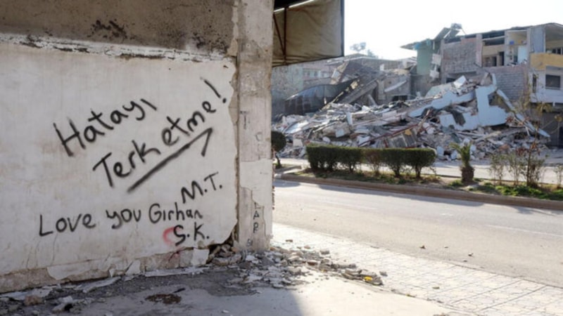 Depremin ardından enkaza döndü.. Hatay'ın duvarlarında umut dolu sözler: Geri döneceğiz