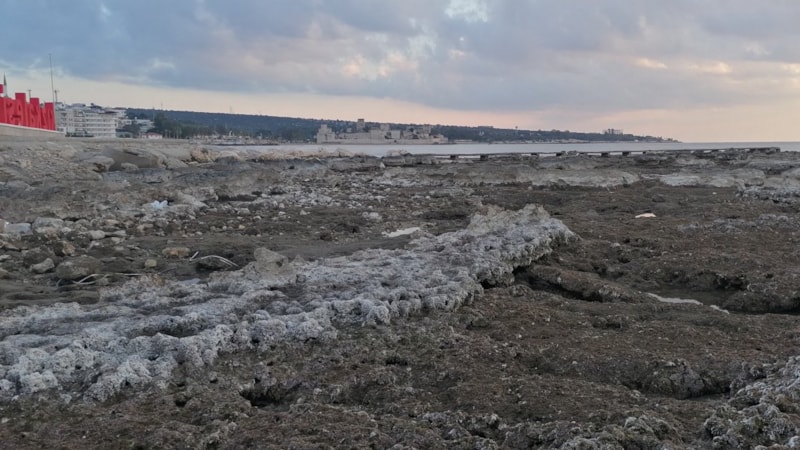 Kızkalesi'nde deniz suyu yaklaşık 100 metre çekildi