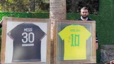 CZN Burak, depremzedeler için imzalı formaları sattı! İşte AFAD'a yapılan bağış miktarı