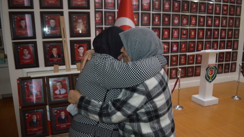 Depremzede şehit annesi, oğluyla şehit olan askerin annesiyle Afyonkarahisar'da bir araya geldi