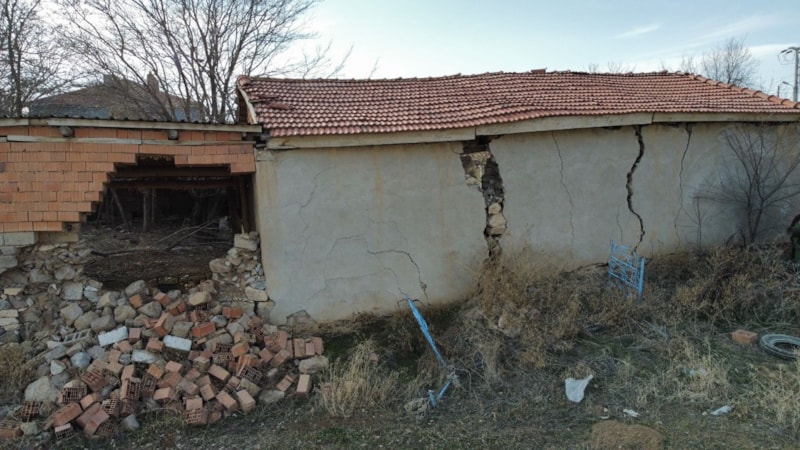 Afyonkarahisar'da oluşan yüzey kırıkları, evleri kullanılmaz hale getirdi