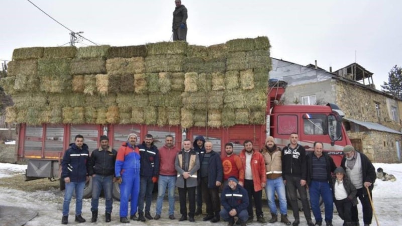 Bayburtlu çiftçilerden depremzede hayvan sahiplerine yem desteği