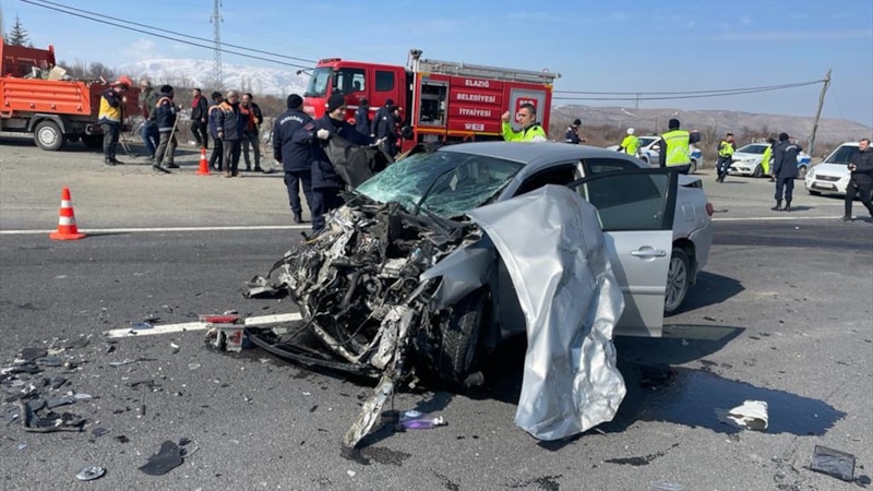 Elazığ'da trafik kazasında 1 kişi öldü, 4 kişi yaralandı