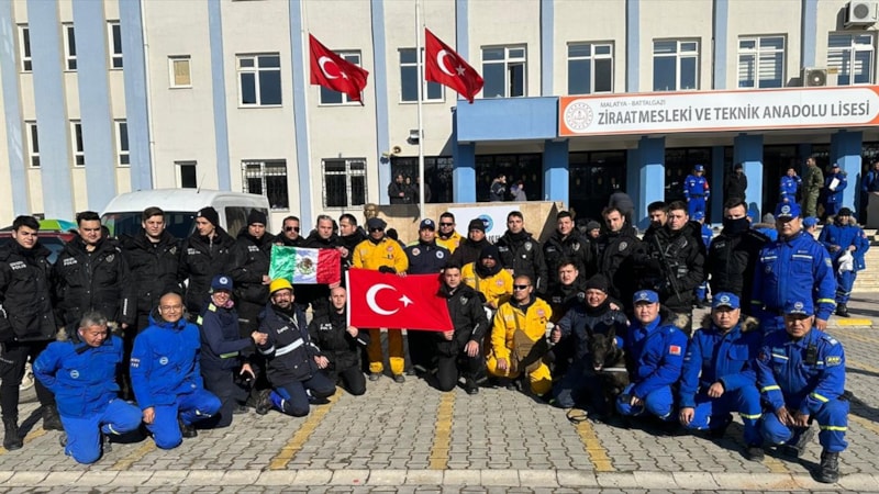 Malatya'da çevik kuvvet polisi okulun tahtasına öğrenciler için mesaj yazdı