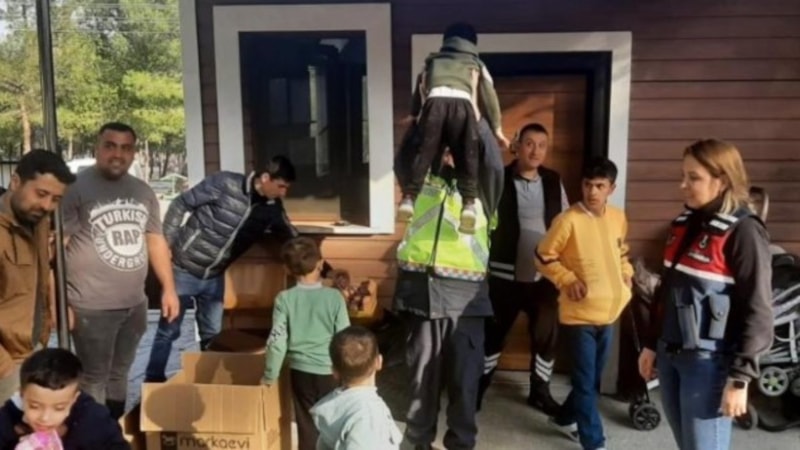 Manisa'ya gelen deprem mağduru vatandaşlara jandarmadan moral