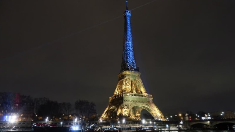 Eyfel Kulesi, Ukrayna bayrağının renkleriyle ışıklandırıldı