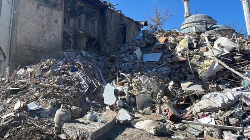 Malatya'da kaldıkları okulun eşyalarını kullanan sağlıkçılardan duygulandıran not