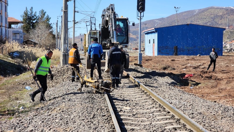 Depremlerin ardından bin 275 kilometrelik demir yolu hattında hasar oluştu