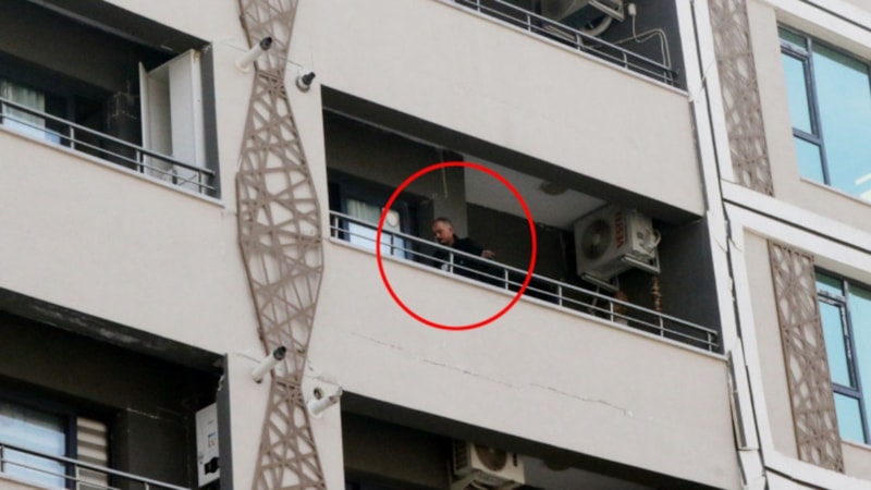 Antakya’da ağır hasarlı binadaki evlerine girip eşyalarını almaya çalışan aileye, polis engel oldu