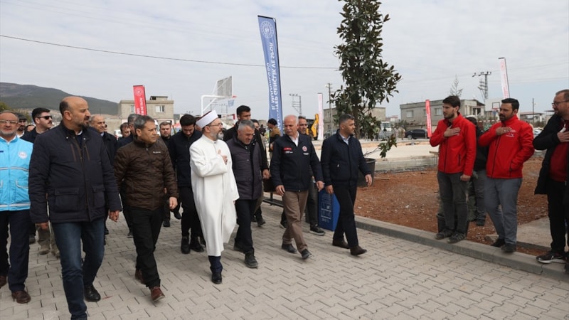 Diyanet İşleri Başkanı Ali Erbaş, Nurdağı'nda depremzedelerle bir araya geldi