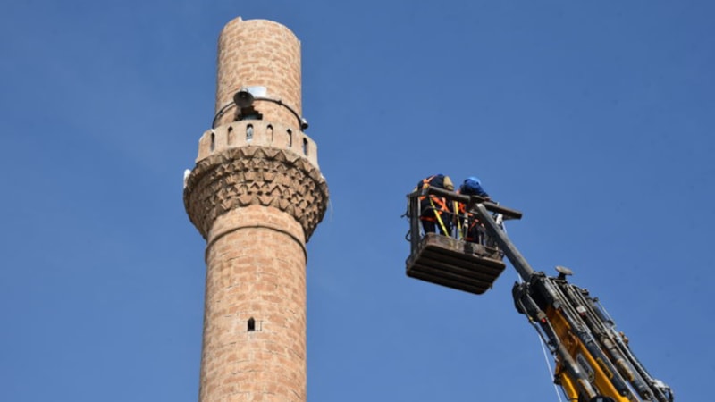 Depremden etkilenen Şanlıurfa'daki minare hasar gördü: Kontrollü şekilde yıkıldı