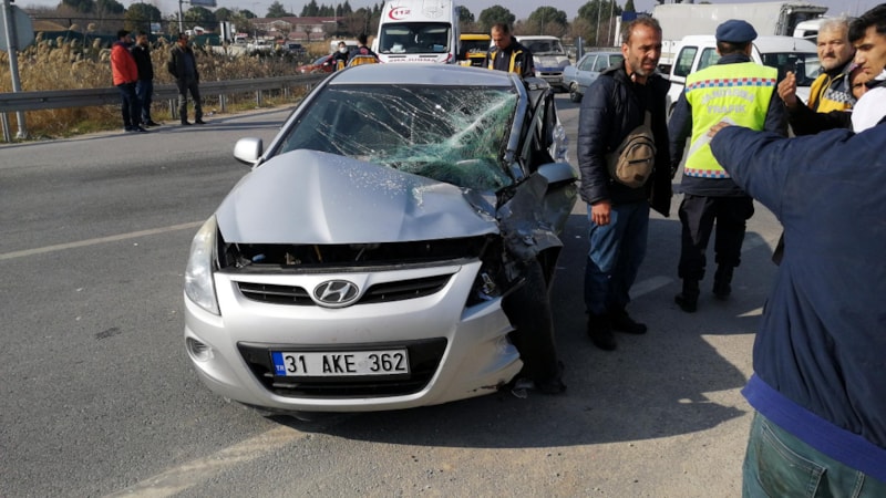 Ölüm peşlerini bırakmadı! Depremzedelerin otomobili, kamyonetle çarpıştı: 1 ölü, 5 yaralı