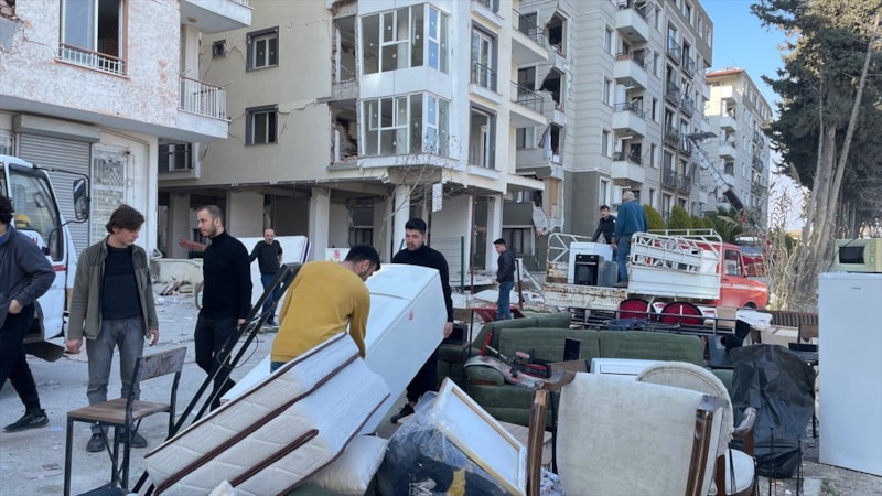 Hatay'da hasarlı binalardan eşyalar alınıyor