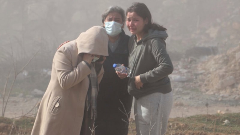 Gaziantep'te depremzedeler evlerinin yıkılışını gözyaşlarıyla izledi