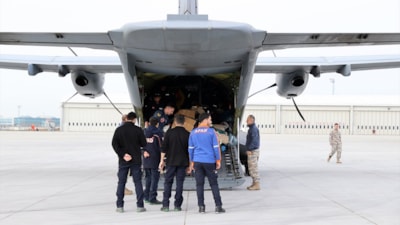 Deprem bölgesinde görev yapan AFAD ve sağlık ekipleri askeri uçakla İstanbul'a getirildi