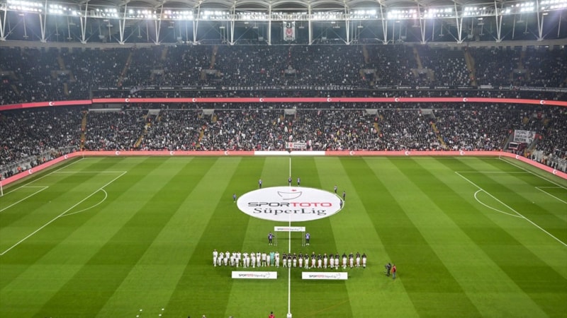 Beşiktaş taraftarının sloganları akıllara Beşiktaş'ın silinen vergi borçlarını getirdi