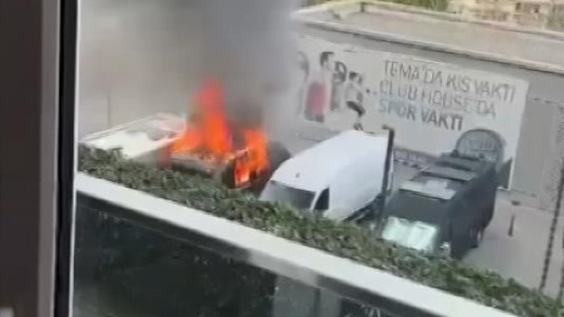 Çakmakla oynayan çocuk üç aracın yanmasına neden oldu