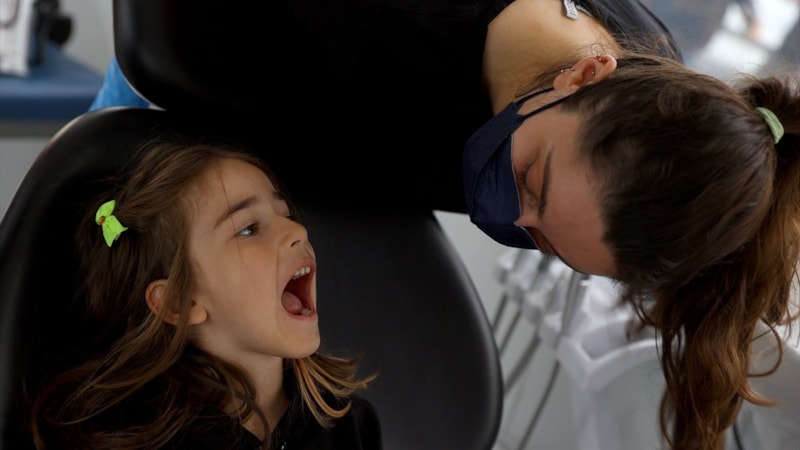 Hatay'da afetzedelerin diş tedavisi mobil hizmet  otobüsünde yapılıyor