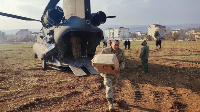 Kahramanmaraş'ta dağlık bölgelere helikopterle eşya taşınıyor