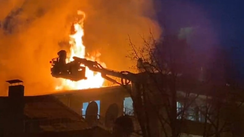 Bursa'da apartmanın çatısı alev alev yandı